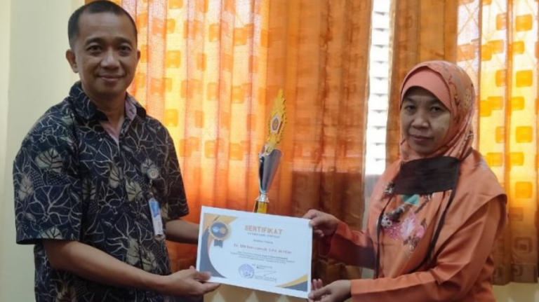 Ibu Dr. Sitti Rahmawati, S.Pd., M.P.Kim (Dosen Prodi Pendidikan Kimia) terpilih sebagai Penerima penghargaan Dosen Berprestasi FKIP UNTAD Tahun 2020