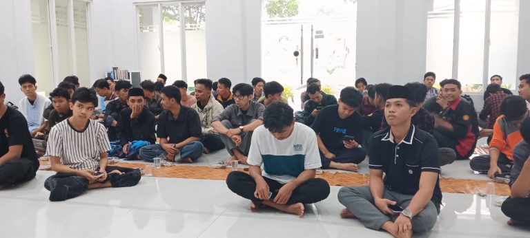 Pendidikan Kimia Berbagi: Menjadi Penyedia Buka Puasa di Masjid Darul Ilmi FKIP Universitas Tadulako